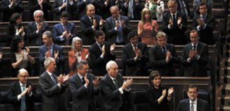 Los ‘populares’ aplauden a Rajoy después de su primera intervención en el Debate sobre el Estado de la Nación. / Reuters