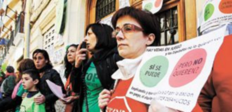 La Plataforma Anti-Desahucios de Valencia se manifestó ayer contra los desalojos en la puerta de la casa del dirigente ‘popular’ Esteban González Pons. / Europa Press