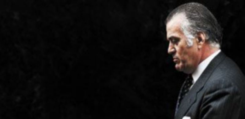 Con un tono chulesco