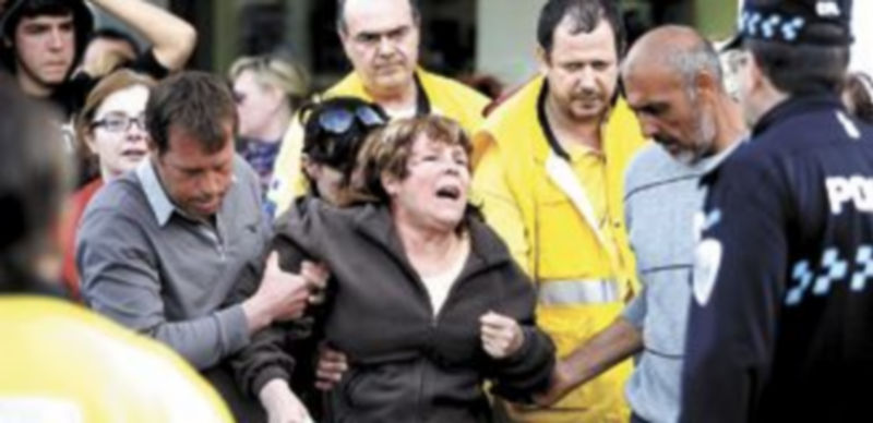 Las escenas de dolor se sucedieron en un pueblo tras conocer el terrible y triste suceso. / Pablo Lorente