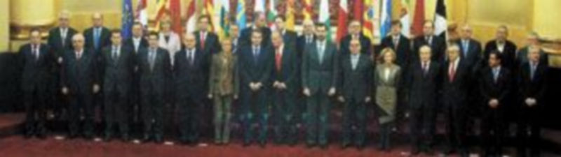El Rey Don Juan Carlos y el Príncipe de Asturias presiden en el Senado la foto de familia de todos los asistentes a la IV Conferencia de Presidentes. / ICAL