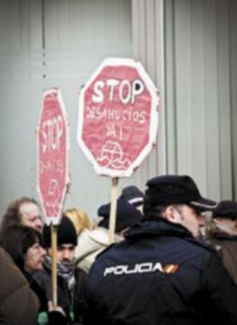 La PAH ha pasado de protestas en bancos a escraches en viviendas. / Valdivielso