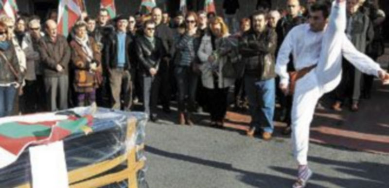 El político ‘radical’ Íker Rodrigo Basterrechea -señalado en un círculo-