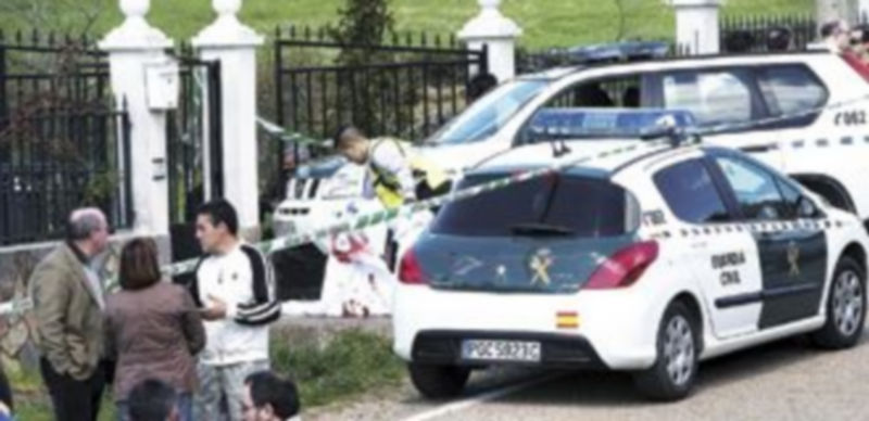 Varios vecinos observan el lugar donde han aparecido tres cadáveres en Vegalatrave (Zamora). / Ical