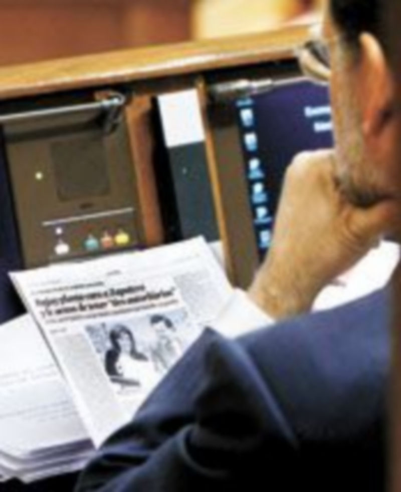 Mariano Rajoy repasaba ayer en su escaño los titulares de la prensa sobre la Conferencia de Presidentes autonómicos. / EFE