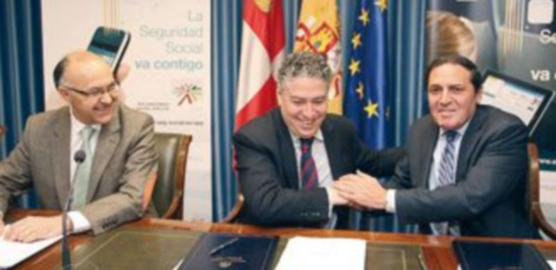 Tomás Burgos (c) y el consejero Sáez Aguado firmaron un convenio en presencia del delegado del Gobierno