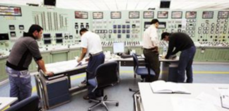 Un grupo de trabajadores realiza diversas gestiones en la sala central de control de Garoña. / Jesús J. Matías