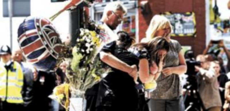 Los familiares del militar fallecido el pasado miércoles lloran ante el lugar del asesinato. / Reuters