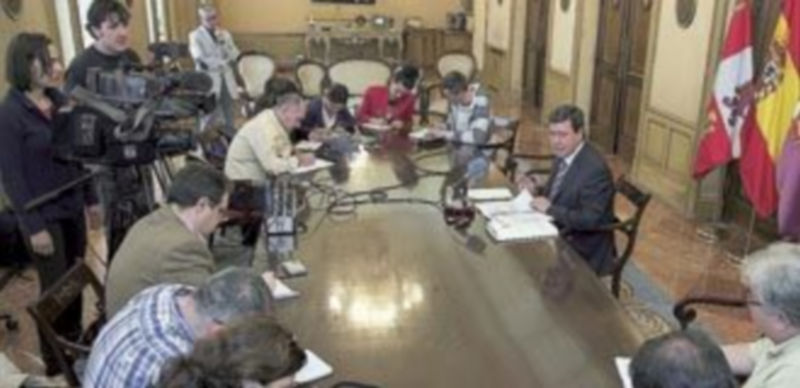 Un informe ratifica la incontestable vinculación de Treviño con Burgos 1 César Rico presenta en rueda de prensa los informes sobre el Condado de Treviño. / Ical