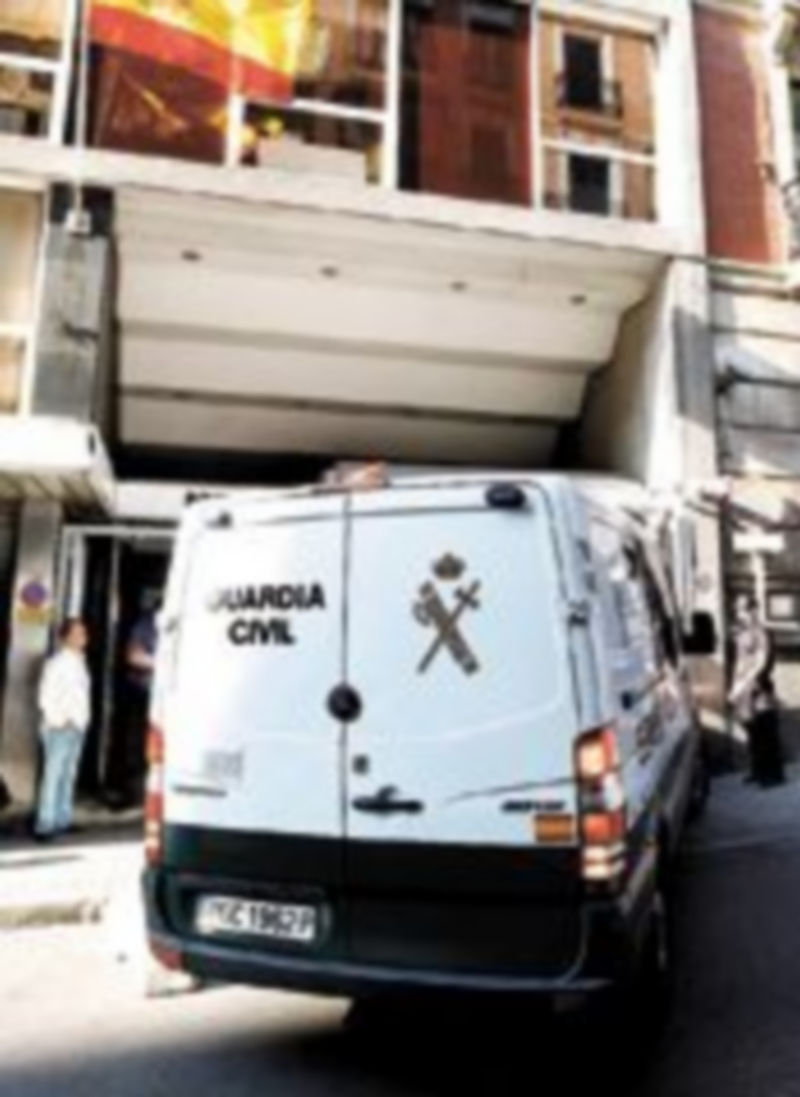 Bárcenas llegó a la Audiencia Nacional en un furgón de la Guardia Civil. / Á.D. (EFE)