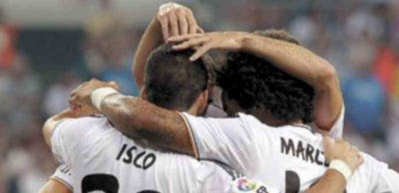 Los jugadores del conjunto blanco festejan el tanto anotado por el francés Karim Benzema. / Chema Moya (Efe)