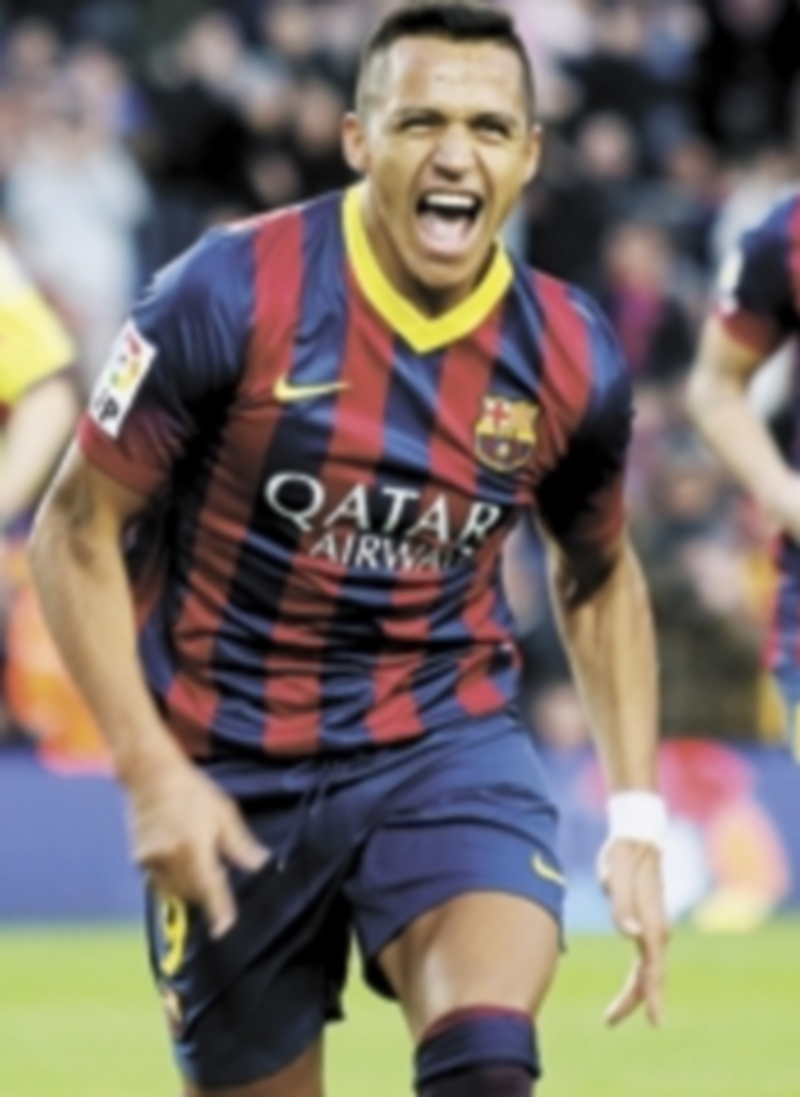 Alexis fue el protagonista del choque al anotar un triplete. / Reuters