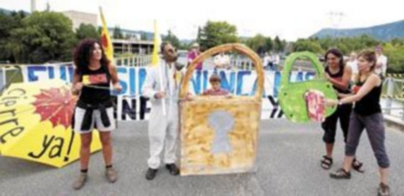 Los ecologistas pusieron un ‘candado’ a la central de Garoña para reclamar su cierre inmediato. / Ricardo Ordóñez (Ical)