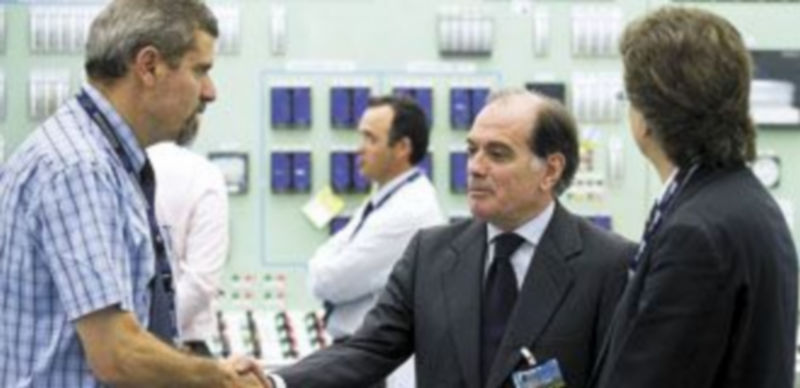 Tomás Villanueva saluda al equipo de la central