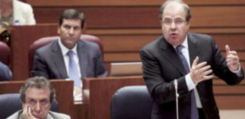 La Junta no desvela si pedirá el rescate hasta saber las condiciones 1 Juan Vicente Herrera interviene en el pleno mientras escuchan atentos De Santiago-Juárez y Fernández Carriedo. / Ical