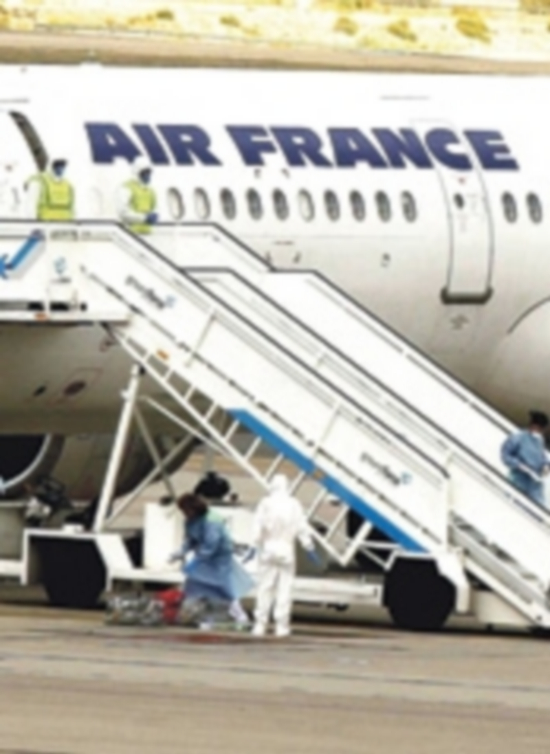 Tres nuevos ingresos sospechosos de tener ébola en el Carlos III 1 Avión de Air France en el que ayer se activó el protocolo por ébola. / EFE