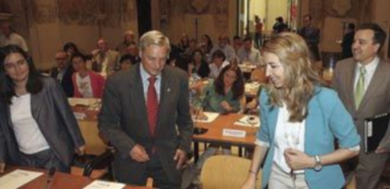 El «pionero» consorcio del español empezará a funcionar este año 1 Alicia García (d) mantiene una reunión con más de 40 instituciones y entidades del sector del español en la Comunidad. / Ical