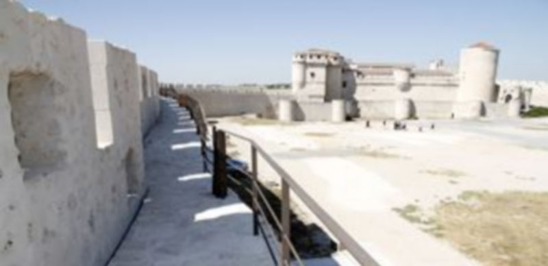 El recorrido por el adarve une el Castillo con el torreón de Santiago. / Gabriel Gómez