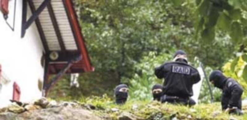 Agentes de la policía francesa durante la operación Pardines