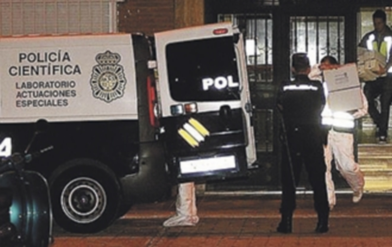 La Policía Científica durante la recogida de pruebas en el piso del acusado. / Ep.