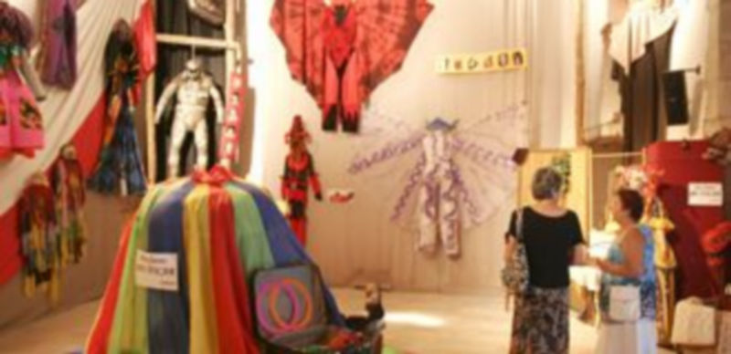 Una de las salas recoge algunos de los trajes y elementos utilizados en los montajes realizados por Zeréia. / Gabriel Gómez