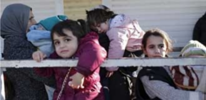 Un grupo de refugiados aguarda en el paso fronterizo de Öncüpinar