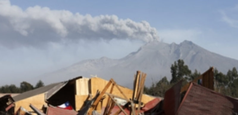 Imagen de un restaurante chileno que se derrumbó por el peso de las cenizas tras la erupción del volcán ‘Cabulco’ en la localidad de Ensenada. / Efe