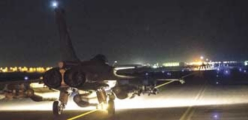 Un avión de combate francés se dispone a despegar para llevar a cabo los bombardeos sobre suelo sirio. / Efe