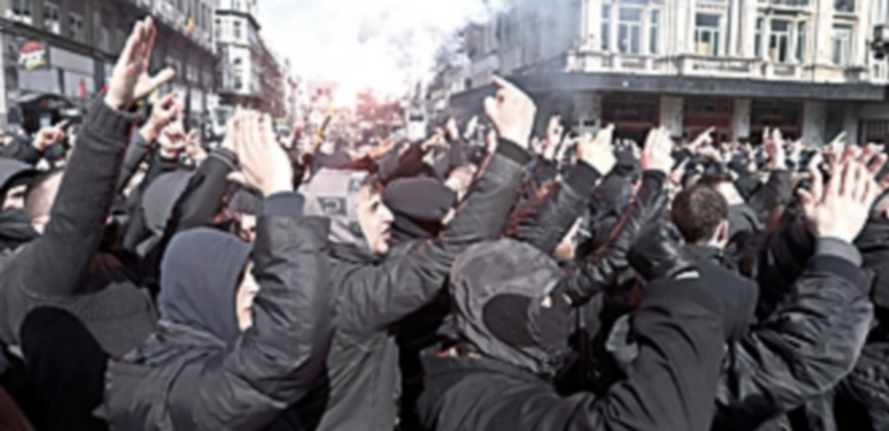Grupos extremistas durante los incidentes que tuvieron ayer en la capital belga en una marcha en apoyo de las víctimas. / Efe