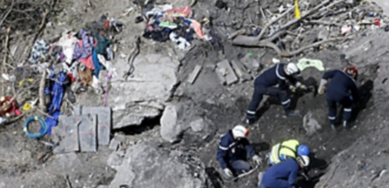 Miembros de los cuerpos de rescate realizan las últimas labores en los Alpes para intentar recuperar los cuerpos. / EFE