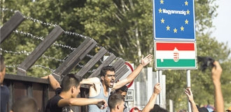 Algunos refugiados sirios se manifiestan contra el reciente cierre de la frontera serbia de Horgos con Hungría. / EFE