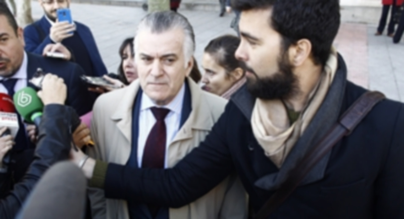 Los medios de comunicación intentan hablar con Bárcenas durante la salida de los juzgados. / Europa Press