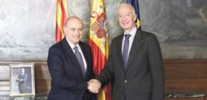 Jorge Fernández Díaz junto al coordinador antiterrorista de la UE. / Efe