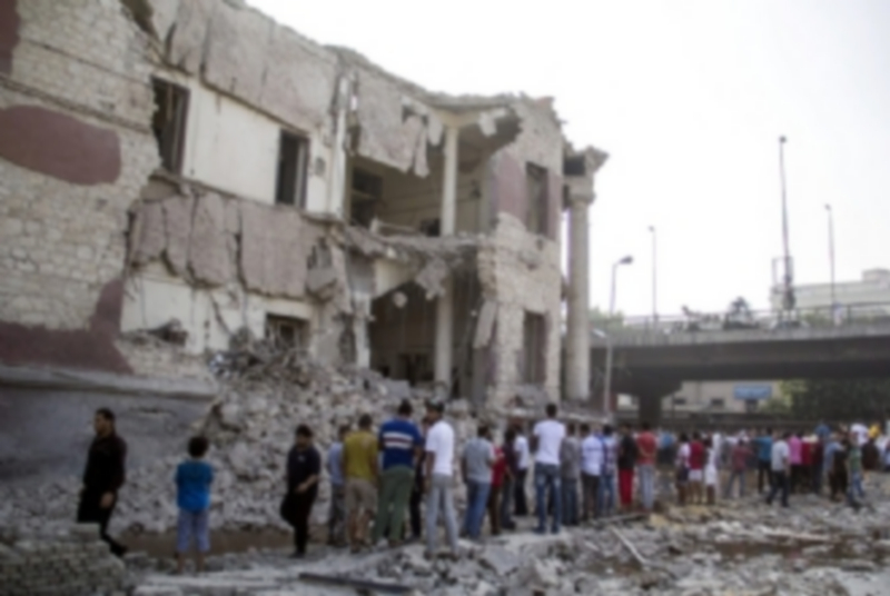 El atentado con coche bomba dejó la fachada del edificio parcialmente derruido y otros grandes destrozos materiales. / EFE