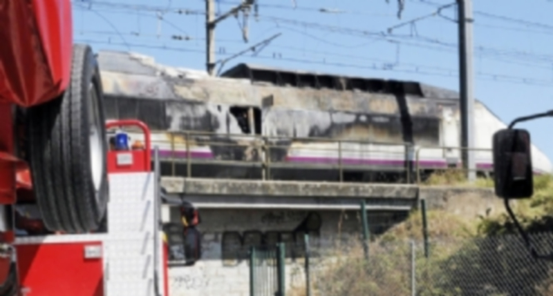El incendio irrumpió en la locomotora del AVE Marsella-Madrid en el que fue muy afectada la zona de los motores. / EFE