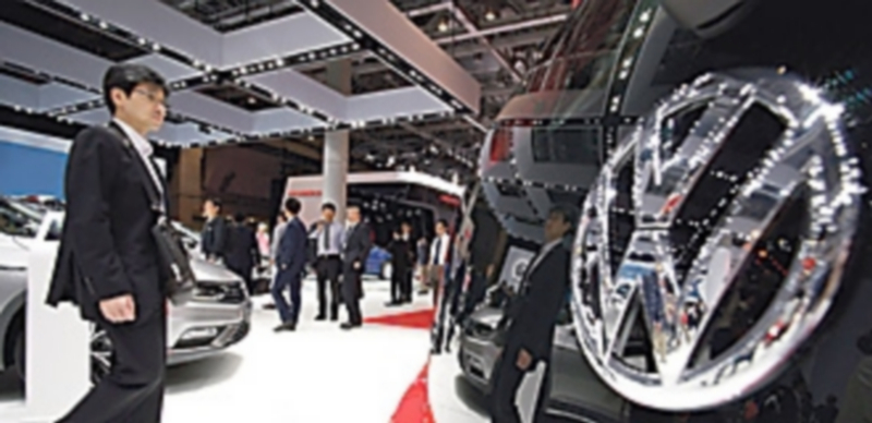 Peugeot supera a Volkswagen como líder mensual de mercado en España 1 Volkswagen se ha visto perjudicada por el escándalo de emisiones y ha perdido el liderato que ostentaba desde mayo. / EFE