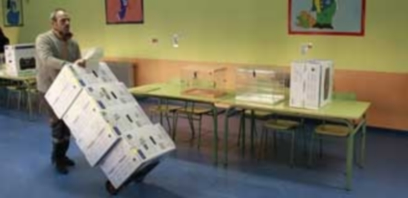 Alrededor de 57.000 mesas electorales recogerán hasta las ocho de la tarde los votos que decidirán la composición de las Cámaras durante la próximo legislatura. / Efe