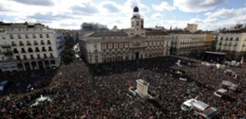 La multitud abarrotó la madrileña Puerta del Sol y las calles de alrededor durante la movilización. / EFE