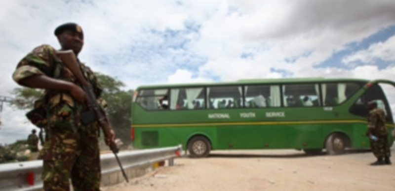 Un militar keniata resguarda un autobús de estudiantes en la Universidad de Garissa