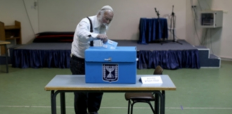 Un hombre deposita su voto en el asentamiento judío de Kiryat Arba. / Efe