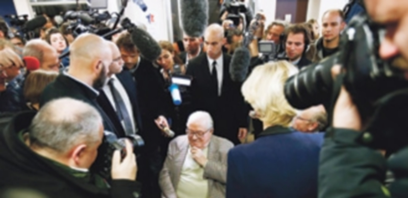 La renuncia llega en un clima de crispación con su hija