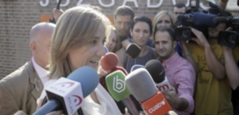 Tania Sánchez responde a los medios tras su declaración ante el juez. / Efe