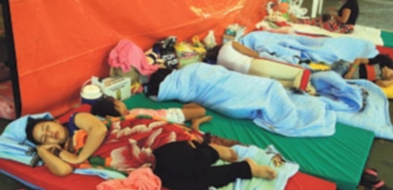 Familias colombianas deportadas de Venezuela tras la orden de Maduro. / EFE