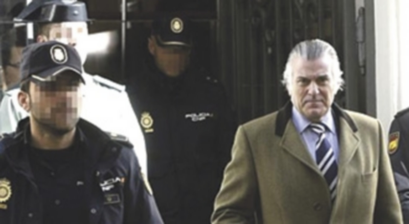 Luis Bárcenas abandonando la Fiscalía Anticorrupción. / EUROPA PRESS