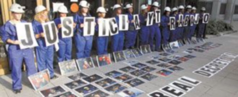 Las mujeres y hermanas de los mineros encerrados en el Pozo del Abuelo en Velilla del Río Carrión (Palencia) se concentran delante del Ministerio de Industria. / ICAL