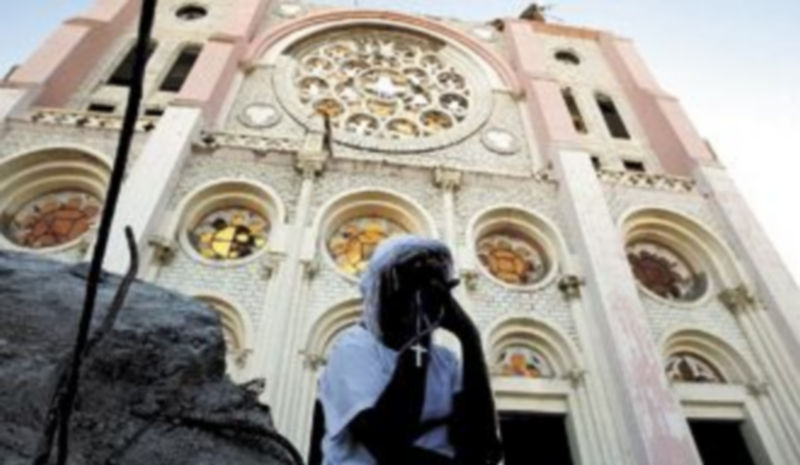 Una mujer llora y reza frente a lo que queda de la catedral de Puerto Príncipe tras el violento terremoto del 12 de enero de 2010. / Reuters