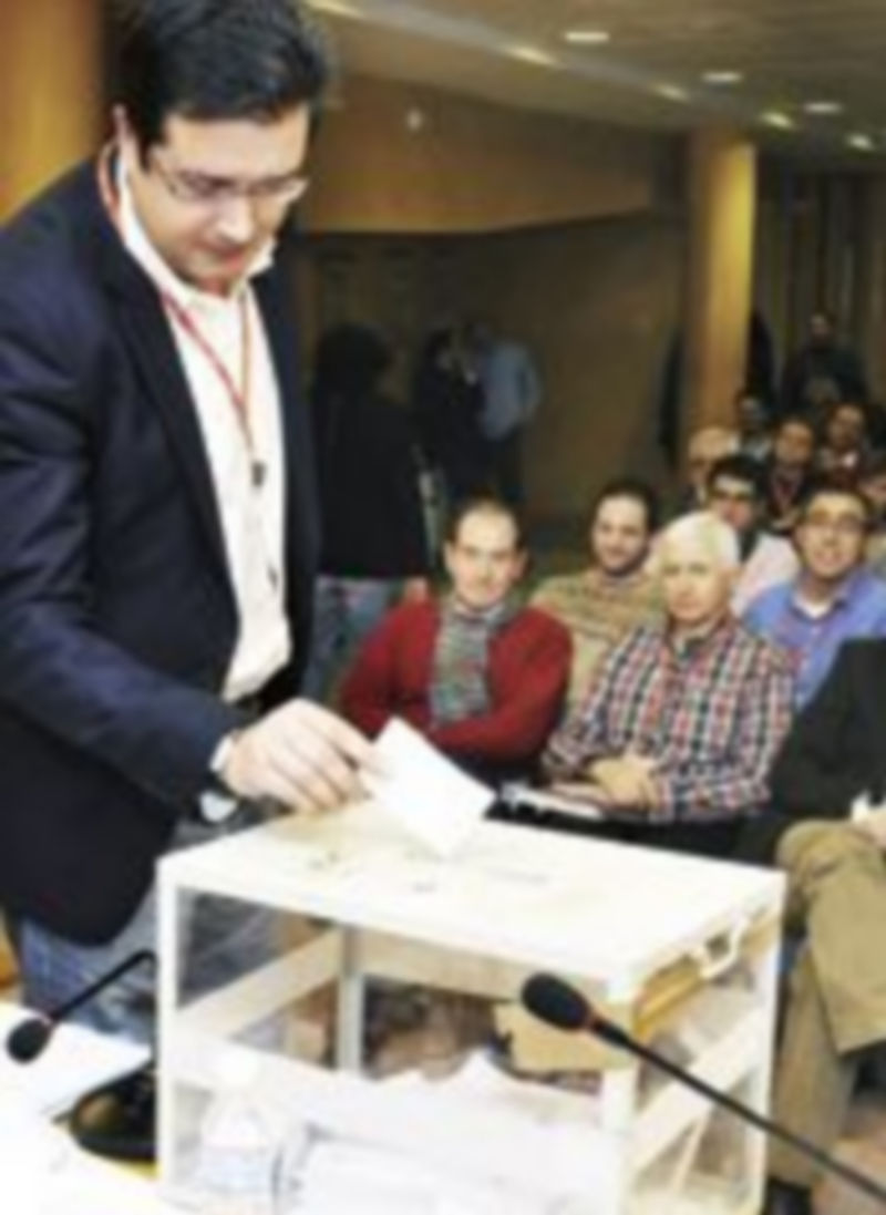 Óscar López deposita su voto para elegir los delegados. / Ical.