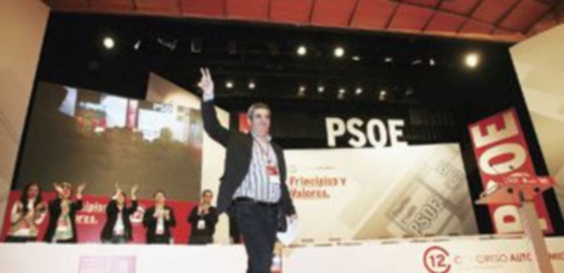Julio Villarrubia saluda después de obtener el respaldo de los delegados de su partido y convertirse en el nuevo secretario regional del PSOE. / Ical.