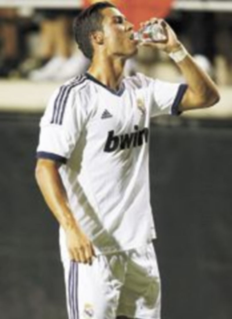Cristiano Ronaldo bebe agua durante el encuentro. /Reuters