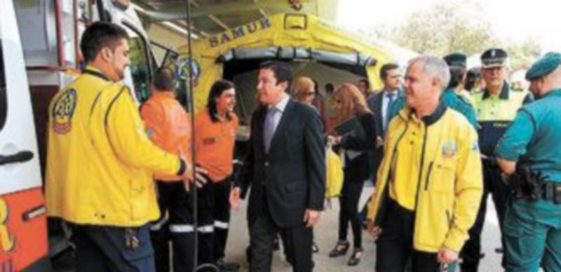 Pedro Calvo (c) abandonó ayer todos su cargos en el Consistorio madrileño al ser imputado por permitir la fiesta de Halloween.